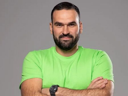 Той прилича на Азис и е новата звезда в българския ефир