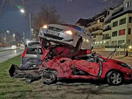 Снимка: Загубена ли е войната по пътищата? Шест катастрофи и много ранени за уикенда в Бургаско