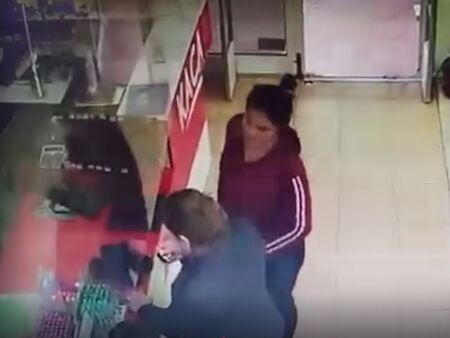 Снимка: Хванаха бургазлийка да краде чехли от РУМ Резвая, заплаши продавачката, че ще я убие с ножове
