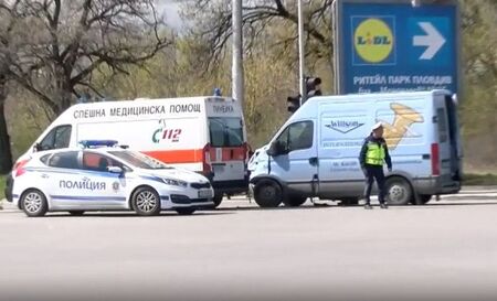 Микробус помля линейка, вътре имало пациент