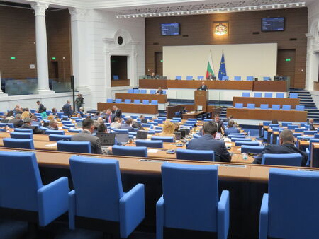 Последва го и Делян Пеевски кандидат премиерката също я няма Започнаха