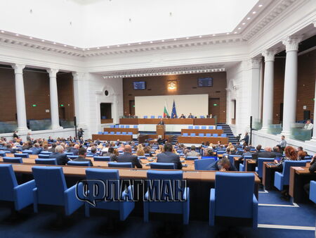 Започнаха дебатите върху отказа на Габриел да предложи кабинет, Борисов напусна залата