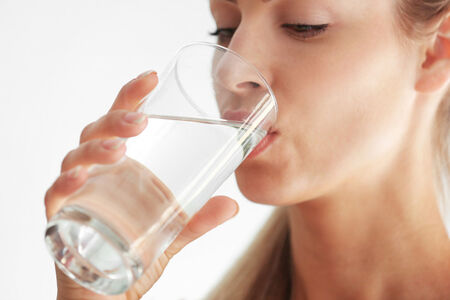 Спрете да пиете вода в тази поза, вредите на здравето си
