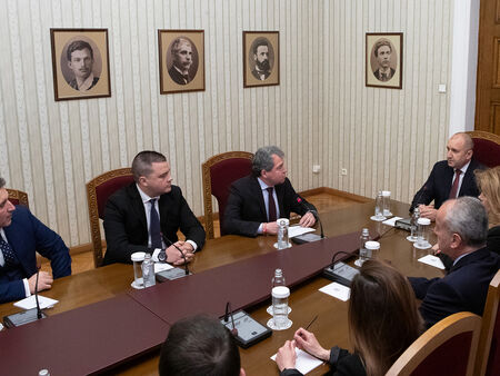 Днес от 11 00 часа на Дондуков 2 държавният глава Румен