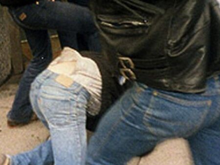 23 годишният бургазлия започнал да буйства без причина ченгета от Второ