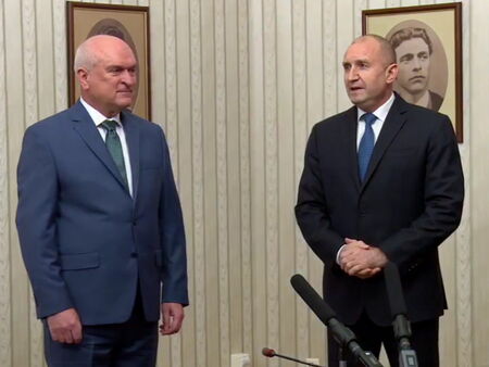 Снимка: Радев дава мандат на Главчев да предложи служебно правителство