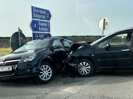 Тежка катастрофа край Българово, Пежо се заби в Опел