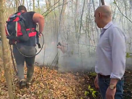 Екип огнеборци от Бургас пътува към мястото обхванати са близо