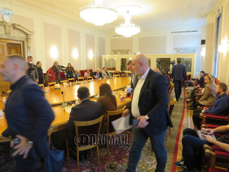 Нови скандали белязаха парламентарната комисия за Мартин Божанов-Нотариуса. Днес бяха