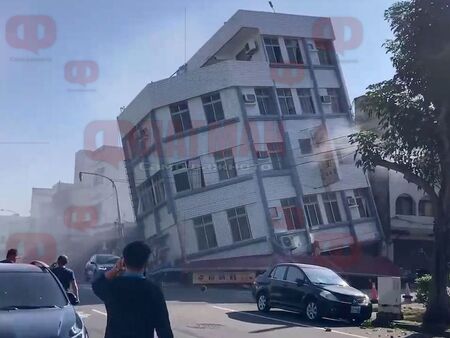 Мощен трус събори 26 сгради в Тайван, може да има затрупани хора под отломките