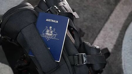 Не пуснаха жена в самолет заради малък дефект в паспорта й