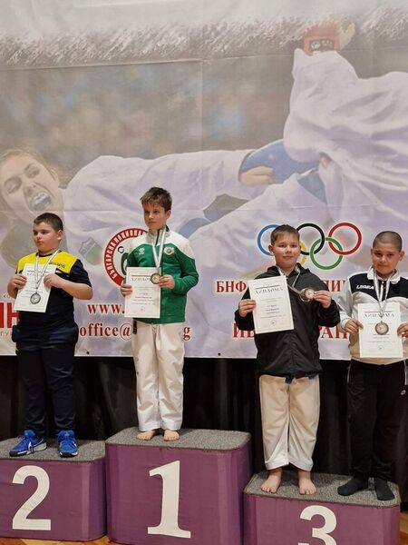 Десет медала донесоха в Бургас състезателите на Карате клуб "Сансай" от държавните първенства по карате