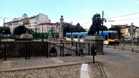 Екшън край Лъвов мост! 17-годишен заплаши с пистолет майка си
