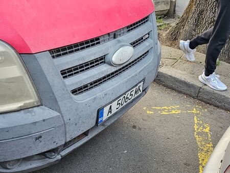 Снимка: Сигнал до Флагман.бг: Този микробус спря на пешеходна пътека до Музикалното училище, шофьорът наглее