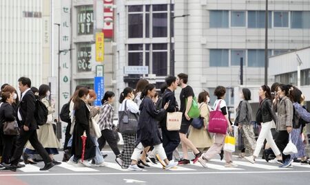 Няма брак, няма деца: Младите японци не могат да си го позволят
