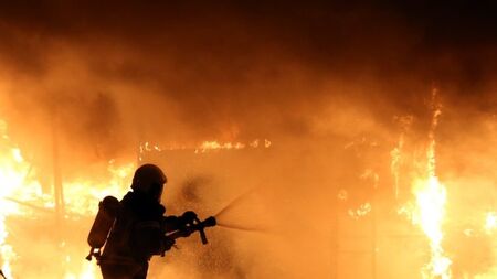 Мъж е с тежки изгаряния и опасност за живот след пожар във Варна