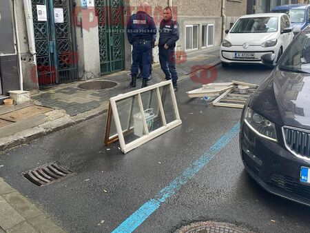 Бургазлия си отцепи задълго две паркоместа в центъра, чакал доставка на дограма