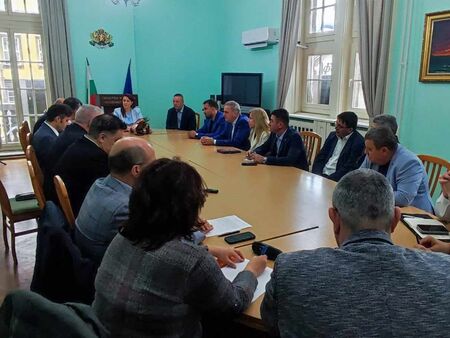 Готвят организацията на Лято 2024 г., областният управител на Бургас събра кметове за важна среща