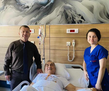 Снимка: Пациент благодари на д-р Альоша Александров: Подарихте ми втори живот, в който ходя изправен и без болки