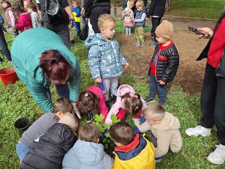 Съпругата на Пламен Бобоков блесна в галерията на Ники Младжов (СНИМКИ)