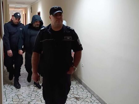 Двамата бяха конвоирани до Апелативния съд в Бургас където ще