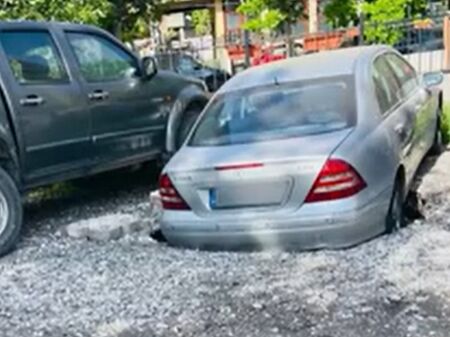 Автомобил пропадна в огромна дупка в Пловдив