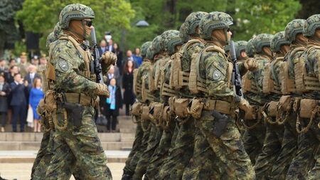 Съпругата на Пламен Бобоков блесна в галерията на Ники Младжов (СНИМКИ)