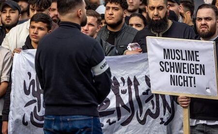 Ислямисти скандират "Аллах Акбар" по улиците на Хамбург, искат Халифат в Европа