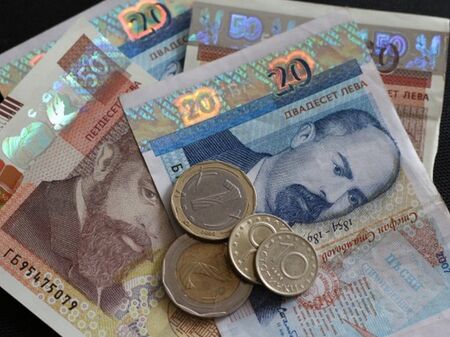 Българите плащат в кеш, използват все повече пари в брой