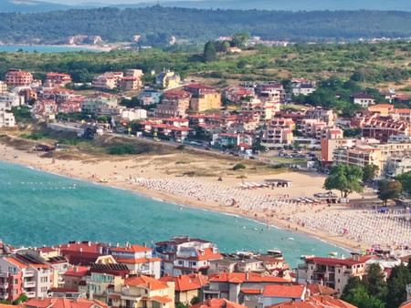 Кадрите от морски плажове по Южното Черноморие заснети в Несебър