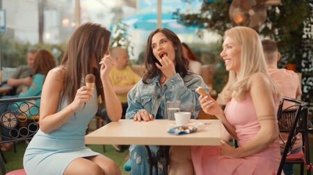 В тв клипа три млади жени се наслаждават на вкуса