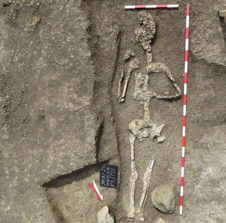 В най-интересния гроб № 10 е положен скелет с дължина 2,20 м, без дарове