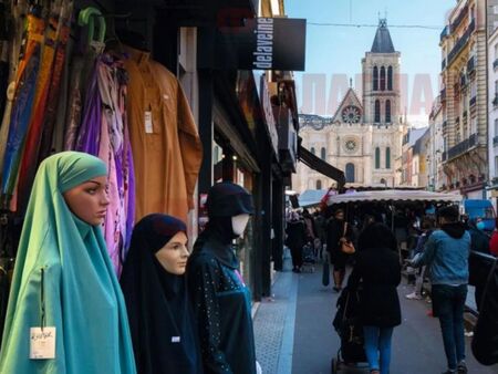 В градска среда Франция все повече изглежда като по-ислямистка държава от много арабски страни. Снимката е от улица „Република“ в гр. Сен Дени