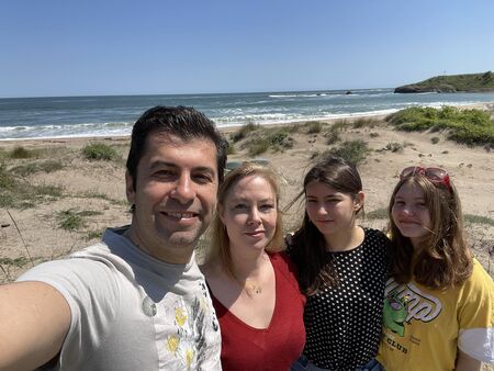 Кирил Петков заведе семейството си на плаж Корал
