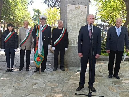 Осветиха бойните знамена в Созопол на Гергьовден