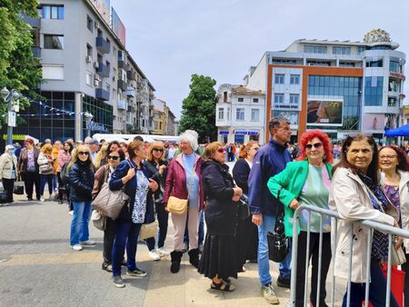 Огромна опашка се изви днес на обяд на площад Тройката