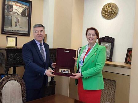 Областният управител на Бургас проф. Мария Нейкова се срещна с генералния консул на Турция
