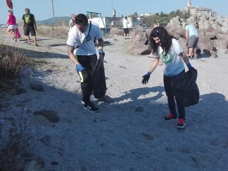 „Ние сме Созопол“: Доброволци почистват града и остров Св. Иван