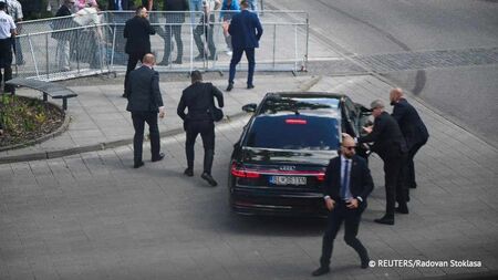 Видео от покушението над словашкия премиер, докато поздравява Хандлова