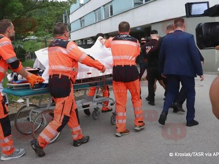 Простреляният премиер на Словакия дойде в съзнание след дълга операция