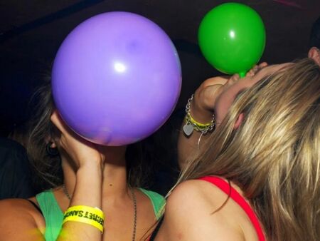 От септември миналата година има пълна забрана за продажба на балони с райски газ, но управители на дискотеки и нощни клубове се правят на ударени