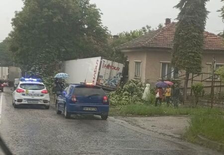 За момента няма данни за пострадали хора, но има нанесени сериозни щети