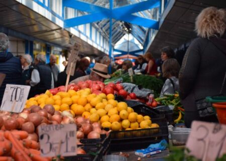 Шопската салата поевтинява, поскъпват млечните продукти