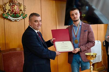 Калоян Стефанов грабна трети златен медал от Националната студентска олимпиада