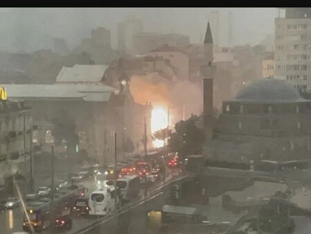 Огнен ад в сърцето на София, гори сграда срещу джамията