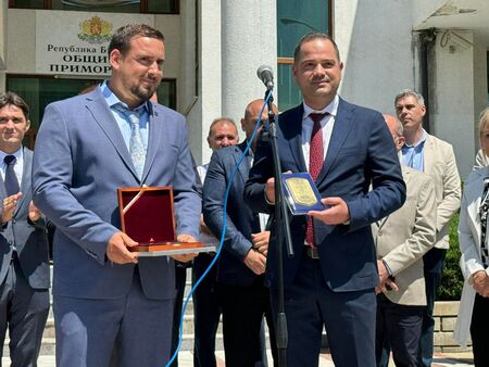 Исторически ден за Приморско! Министър Стоянов предаде на кмета Гайков документа за 14 дка терен (СНИМКИ)