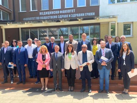 Ректорът на университета проф. д-р Христо Бозов заедно с кметовете, които вече си сътрудничат с учебното заведение