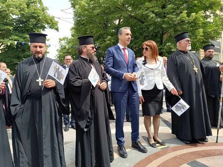 Бургас отбеляза 24 май с най-мащабното шествие в България (ВИДЕО)