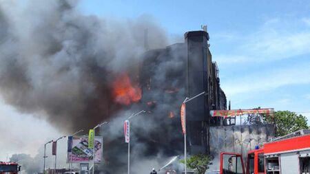 Голям пожар подпали варненски складове
