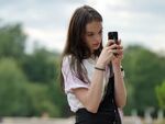 Депутати искат забрана за смартфони за лица под 16 години